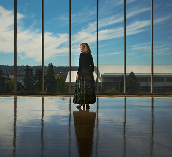 Un grimpeur du programme d’apprentissage en plein air immersif de Gonzaga se tient au sommet des Rocks of Sharon.